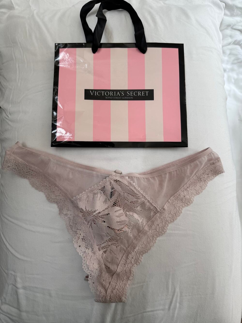 NWT Victoria’s Secret Lace Thong Panty – Soft Taupe – Size M